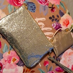 Phone charging clutch